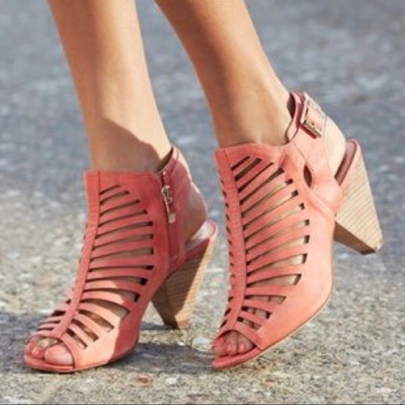 Vince Camuto Shoes - 3 day SALE! 💕VINCE CAMUTO “Eliana” Caged Sandals